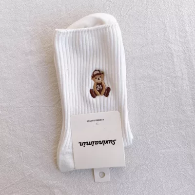 戴帽子小熊 刺繡 中筒襪【佳瑪】百搭 襪子 韓系 可愛風 運動襪白色