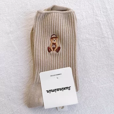 戴帽子小熊刺繡中筒襪顏色:奶茶色
