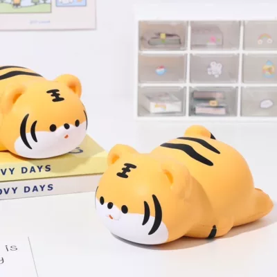 慢回彈 賣萌貓/草莓兔/小骰子/兔安哥/小白狗/趴趴鴨/趴趴虎/貓貓/小柴 捏捏樂 解壓玩具 療癒小物規格:趴趴虎